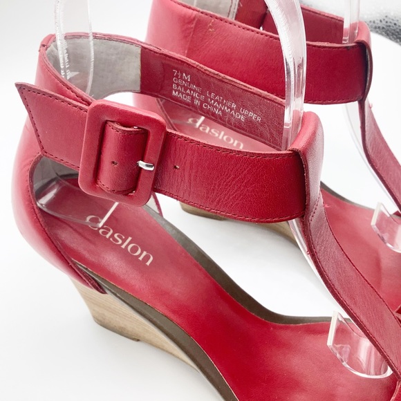 Adorable red Caslon T-strap wedges - Picture 3 of 8